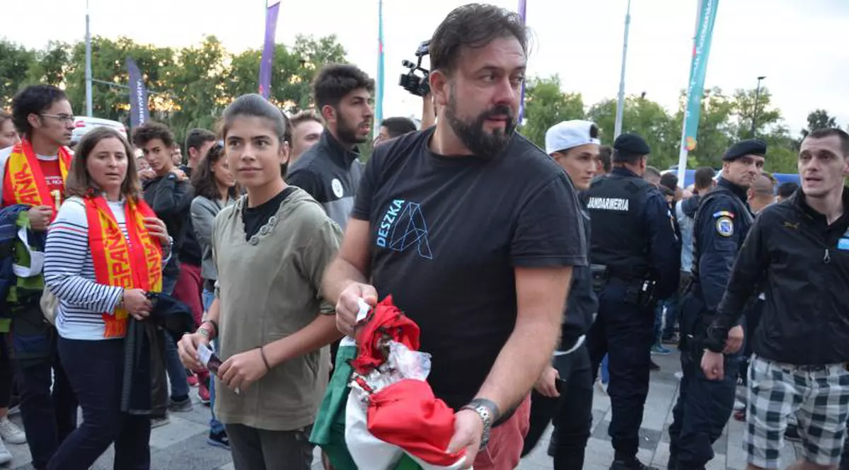 Mai mulți fani români au ars un drapel al Ungariei, la un meci de baschet la Cluj