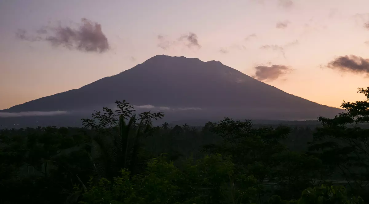 Alertă pe insula Bali din cauza unui vulcan. Peste 10.000 de oameni au fost evacuați