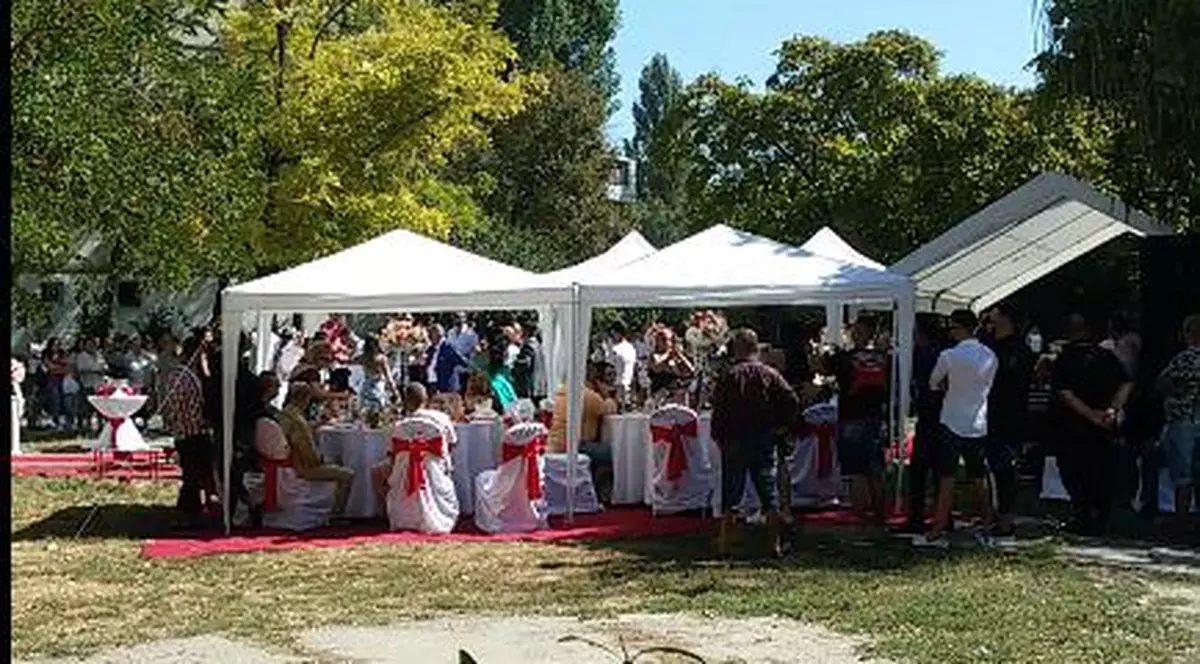 Muzică lăutărească, mese şi corturi la gătitul miresei, chiar în mijlocul unui cartier din Galaţi