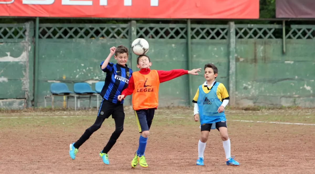 Nicholas, stânga, acum câțiva ani, pe terenurile de la ”Luceafărul” FOTO: Vlad Chirea
