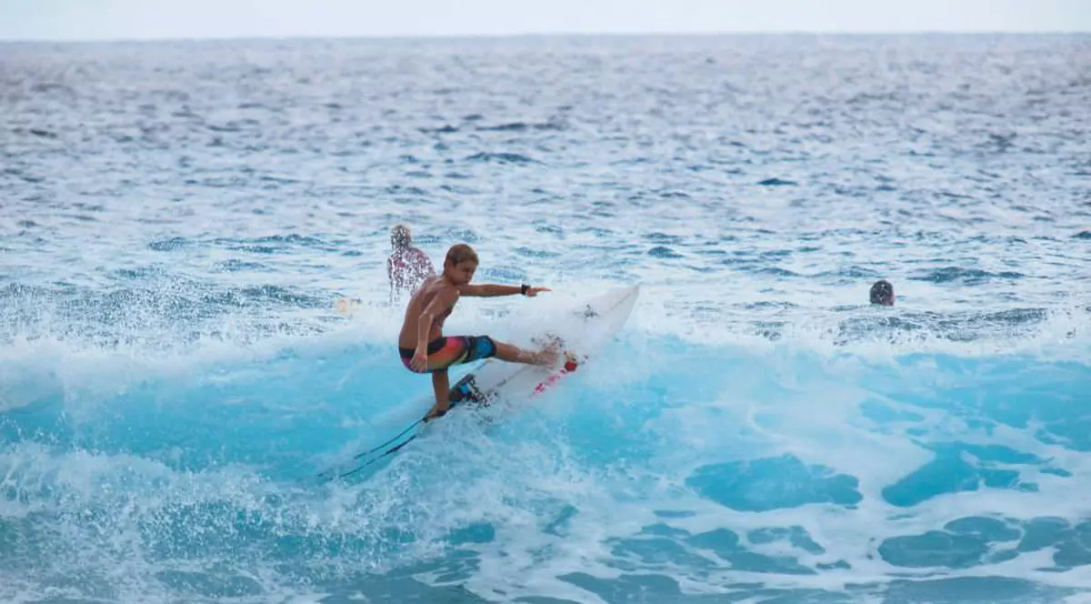 Un surfer profesionist de 16 ani a murit