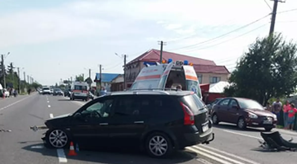 Accident pe DN1. Trei oameni au fost răniți și șase mașini implicate | FOTO și VIDEO