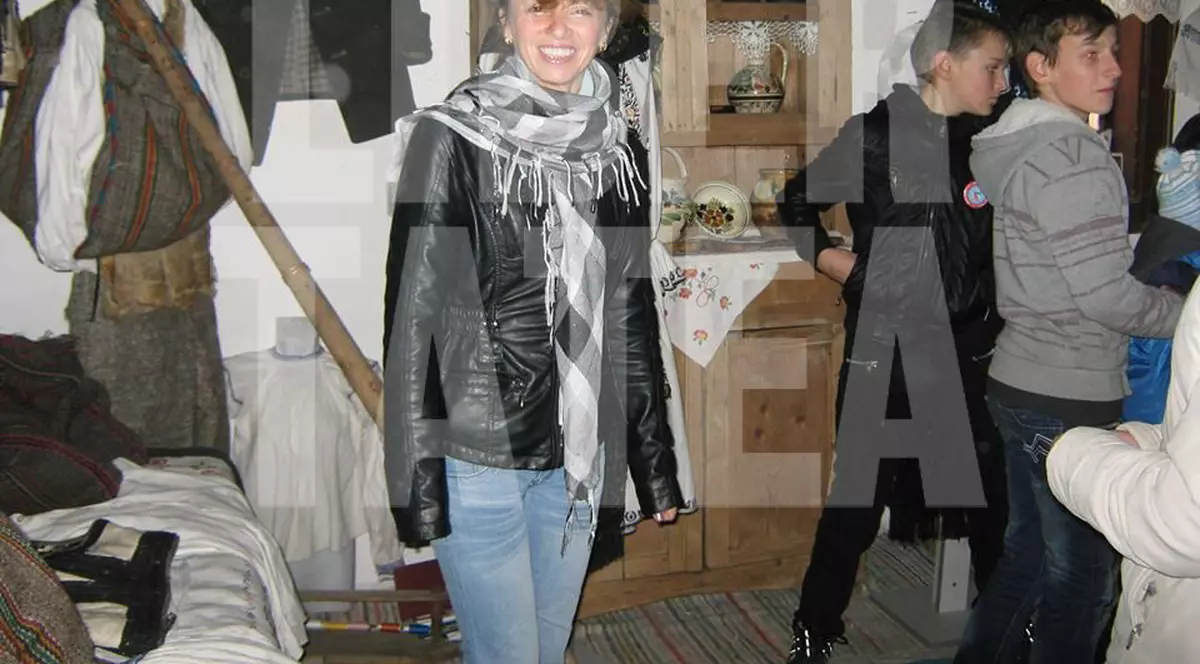 REPORTAJ | O bibliotecară merge 14 kilometri pe jos și le duce cărţi copiilor dintr-un sat izolat din Apuseni. „Sunt un fel de Badea Cârţan modern”