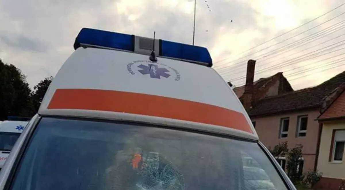 Ambulanță atacată cu bolovani