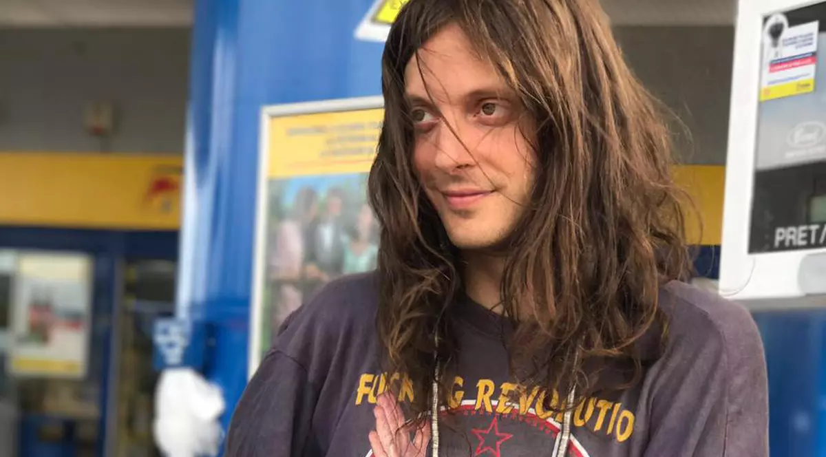 VIDEO/ Uneori, așchia sare cam departe de trunchi. Fiul lui Mircea Dinescu studiază limba romani și ar vrea să aibă sânge țigănesc