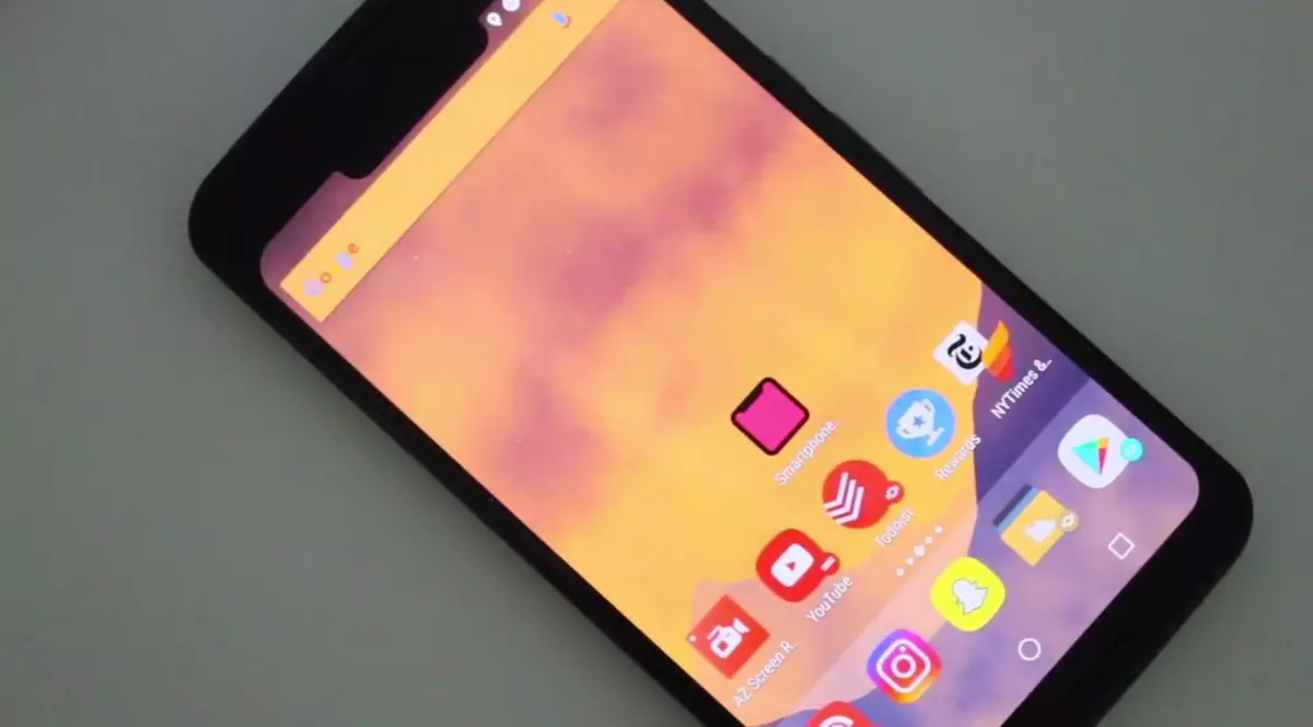 aplicația care transformă fiecare smartphone în iPhone X. Smartphone Upgrader instalează ”scobitura” specifică Apple în partea de sus a ecranului