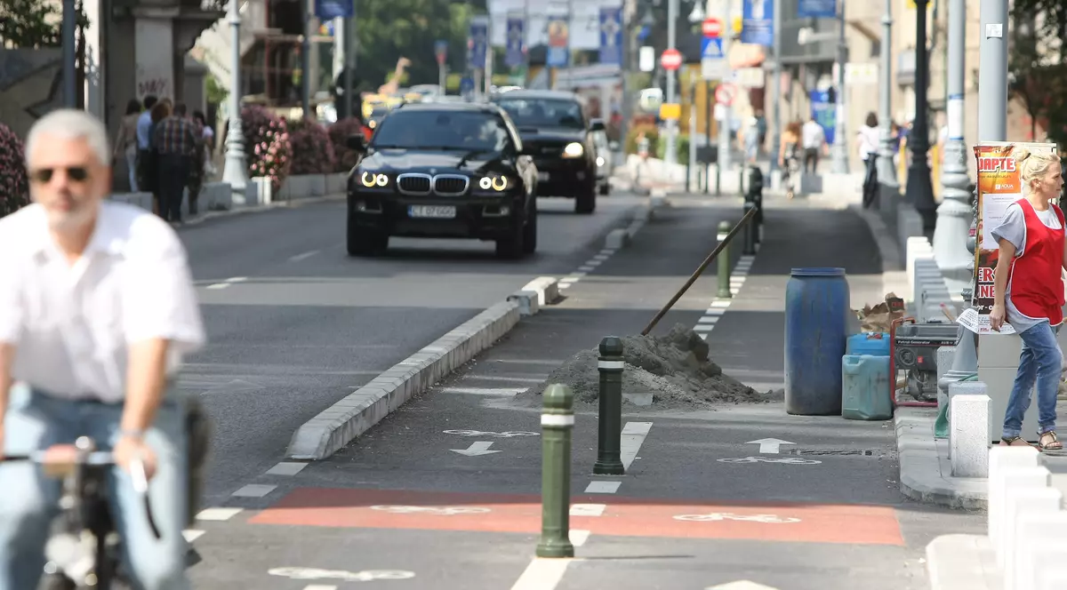 Orașele peste 100.000 de locuitori ar putea avea piste de biciclete