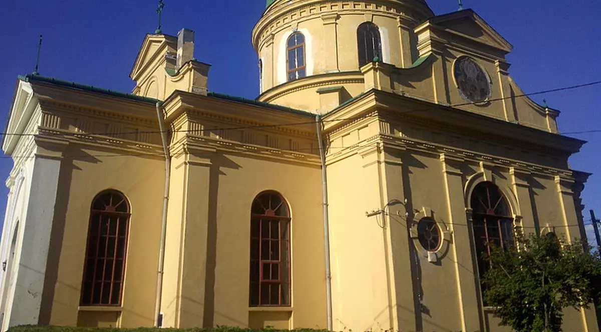 S-a urcat în chiloți pe acoperișul bisericii