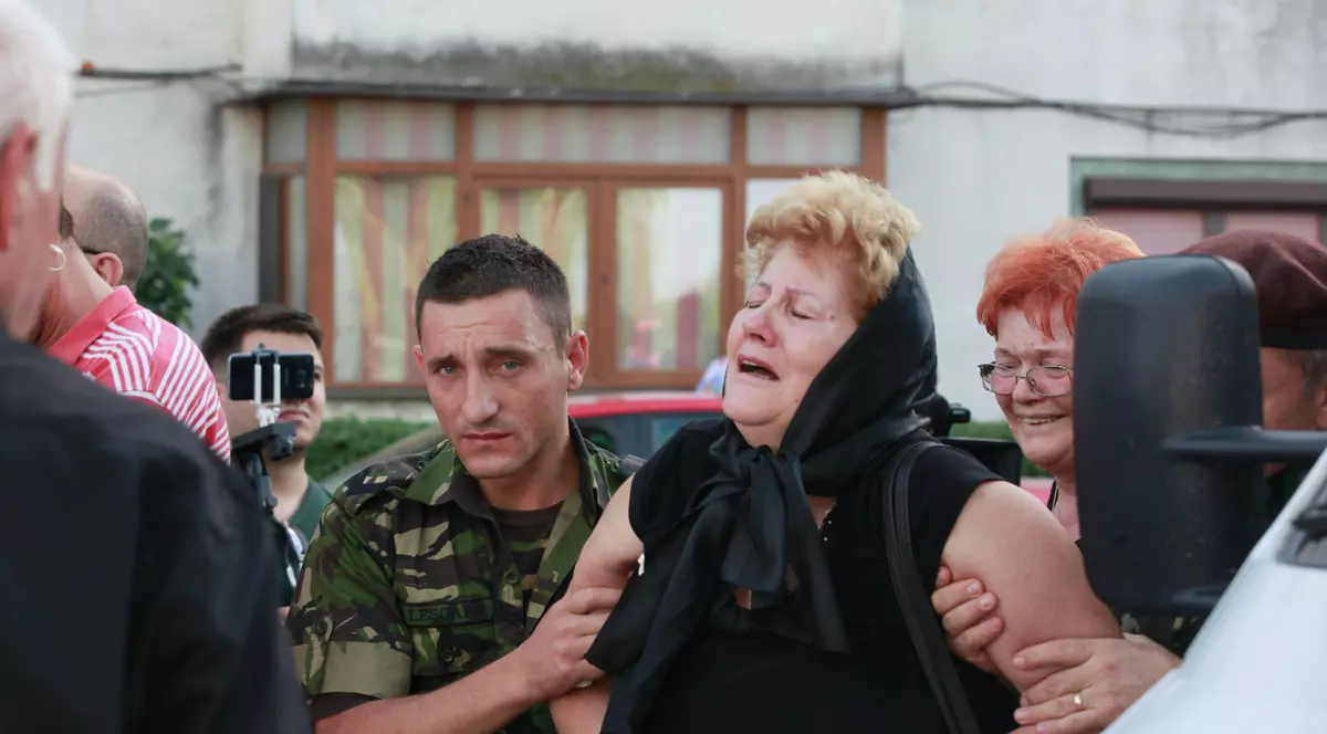 Sicriul cu trupul neînsuflețit al militarului Mădălin Stoica, ucis în Afganistan, a fost depus la Buzău