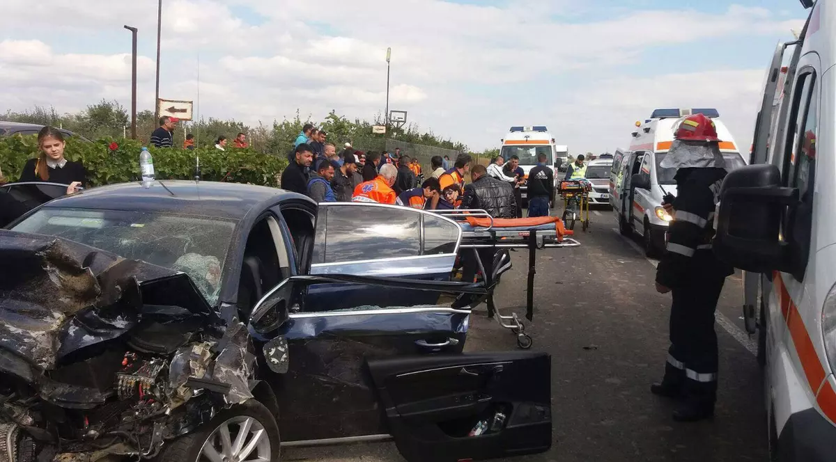 Un mort și patru răniți în Vrancea, după ce două mașini s-au ciocnit