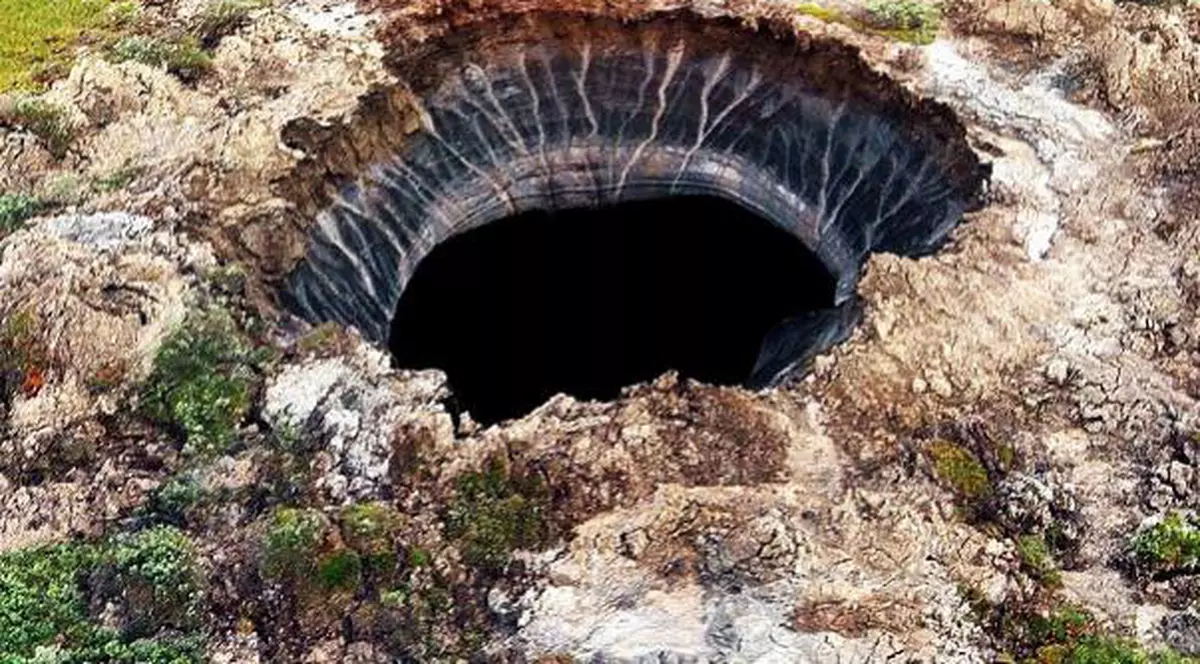 Craterele misterioase, porți spre alte lumi? Ce spun specialiștii