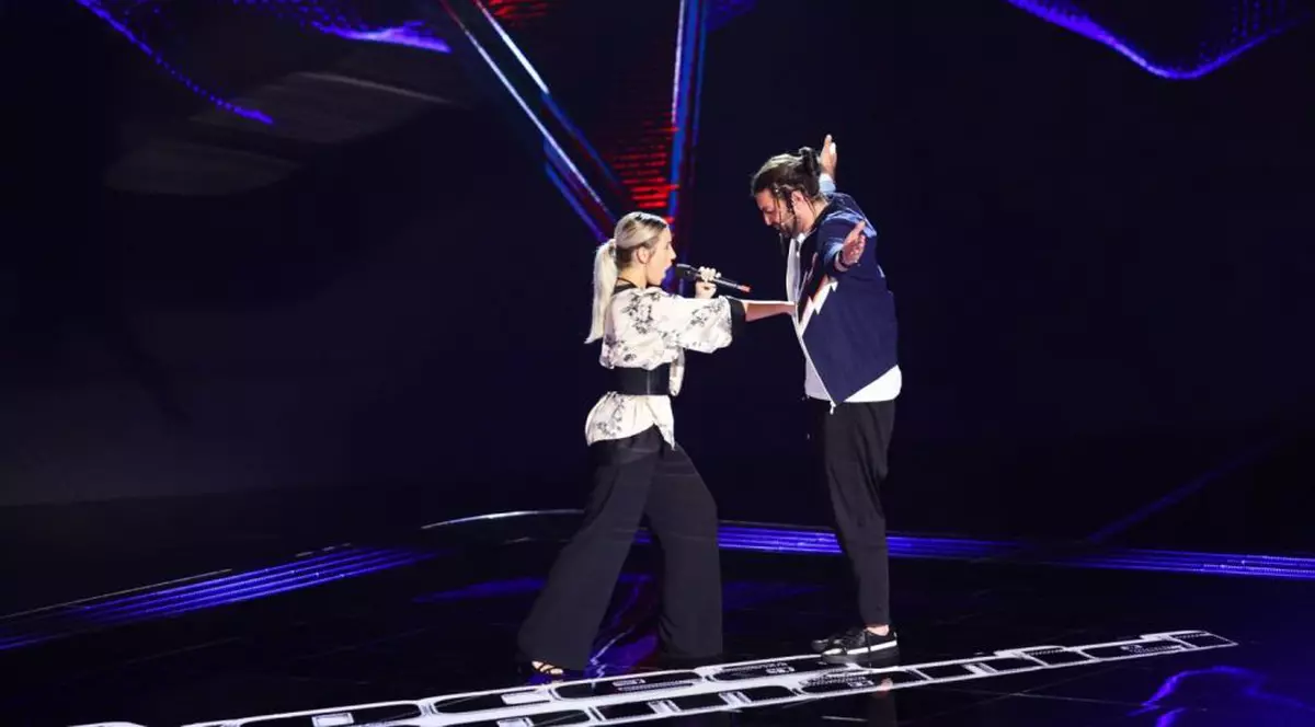 Smiley a primit un pumn în stomac de la o concurentă, la Vocea României