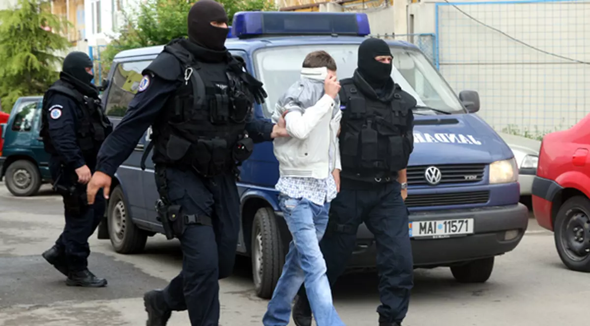 Polițistul BCCO către cel căutat acasă de DIICOT: „Asta e, tu să stai acolo, să stai liniștit ... să vedem pă ce ești acolo, da? Să vedem care-i situația cu tine”