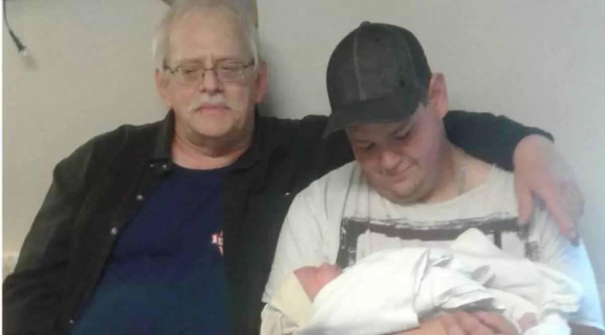 Coincidență într-o familie din Canada: Tată, fiu și nepot sunt născuți în aceeași zi