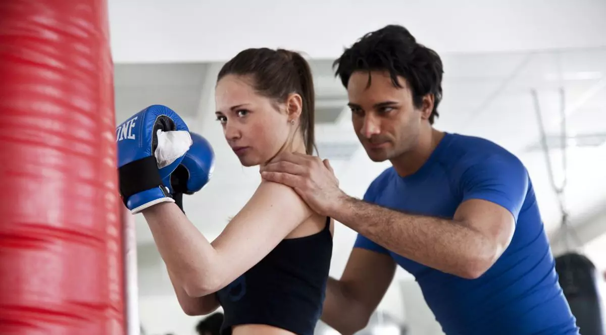 Adela vă sfătuieşte în sex şi iubire. "Îmi înşel iubitul cu antrenorul de la sala de fitness, dar îl iubesc pe prietenul meu şi nu vreau să ne despărţim"