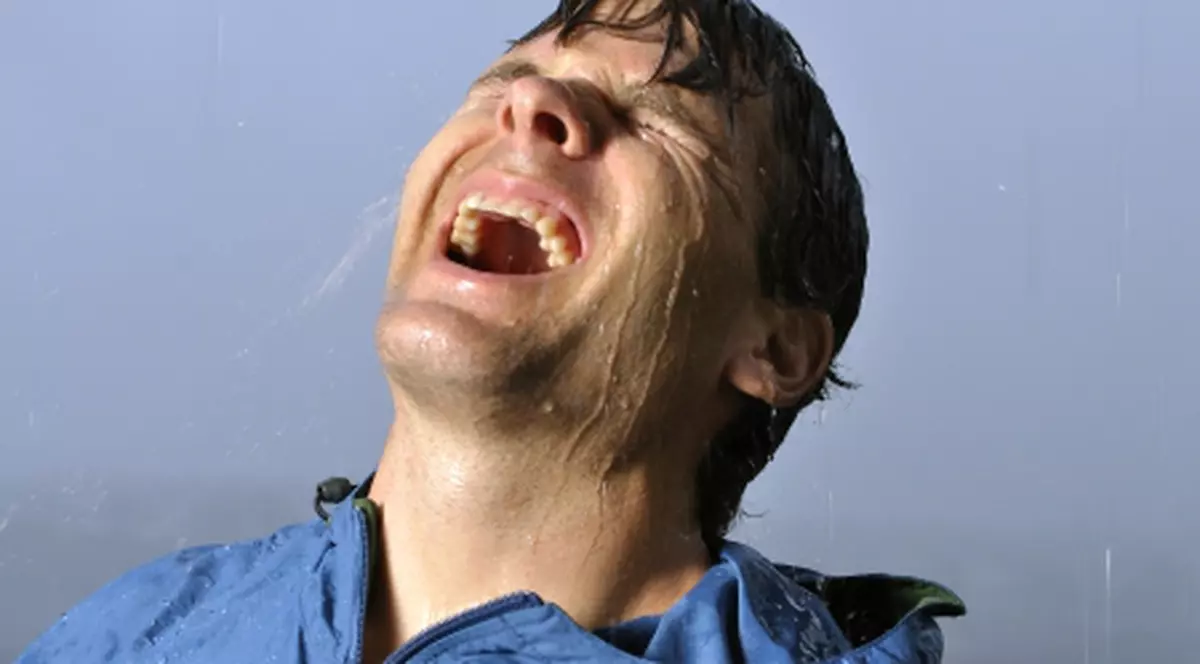 barbat care rade in ploaie