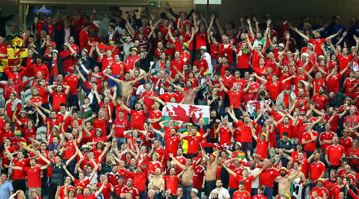 18 suporteri au fost răniți după prăbușirea unui gard de protecție pe stadionul din Amiens | VIDEO