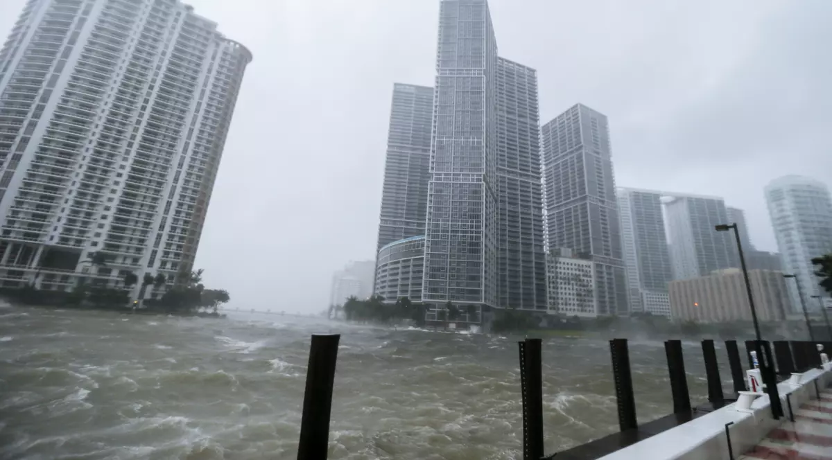 Irma se apropie de final, dar a lăsat în urmă o Florida devastată