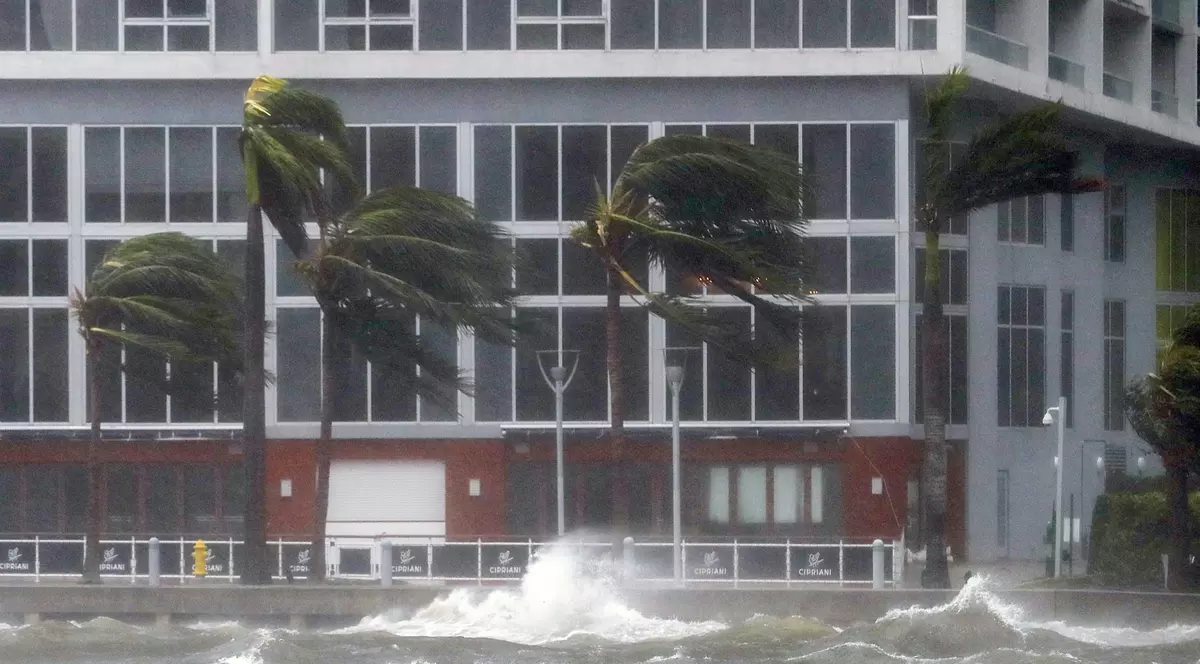 MAE: Patru români au părăsit zona afectată de uraganul Irma