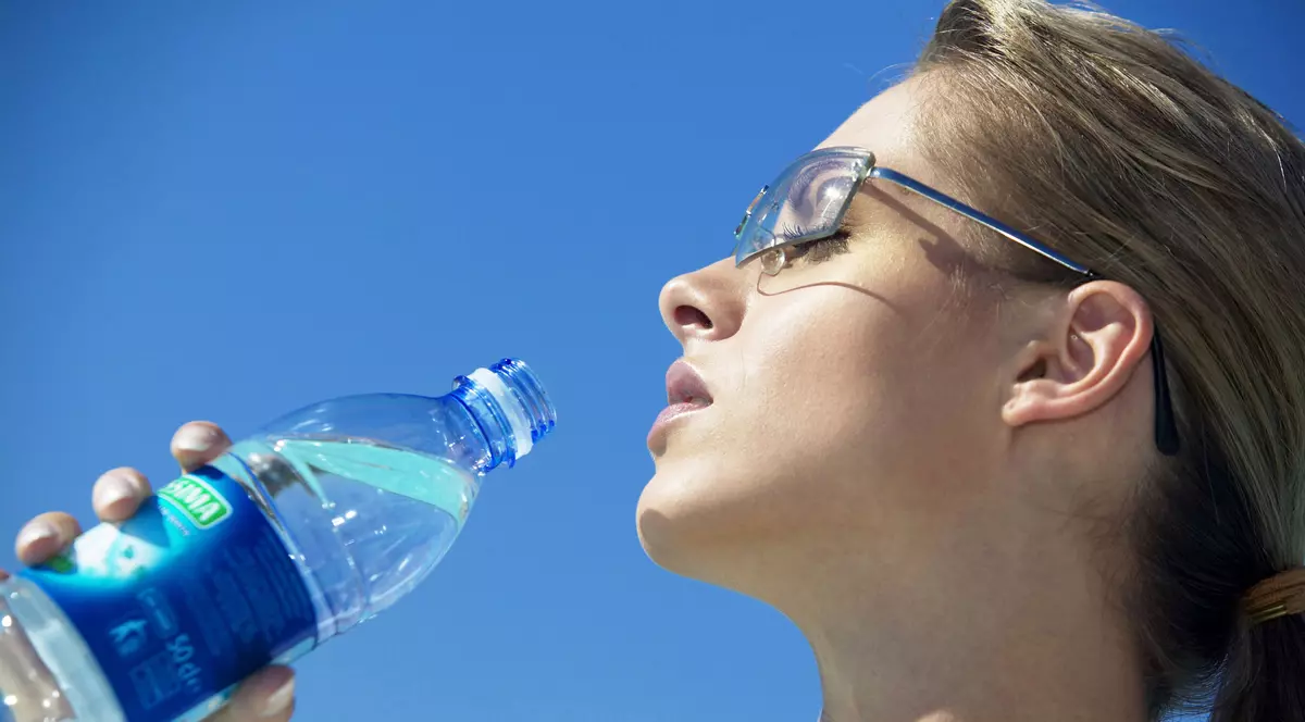 Apa potabilă conține mii de microparticule din plastic