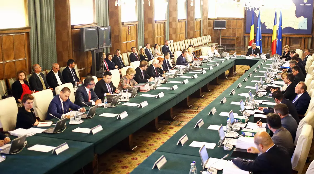 Instituțiile publice, obligate să angajeze 5% din personalul contractual