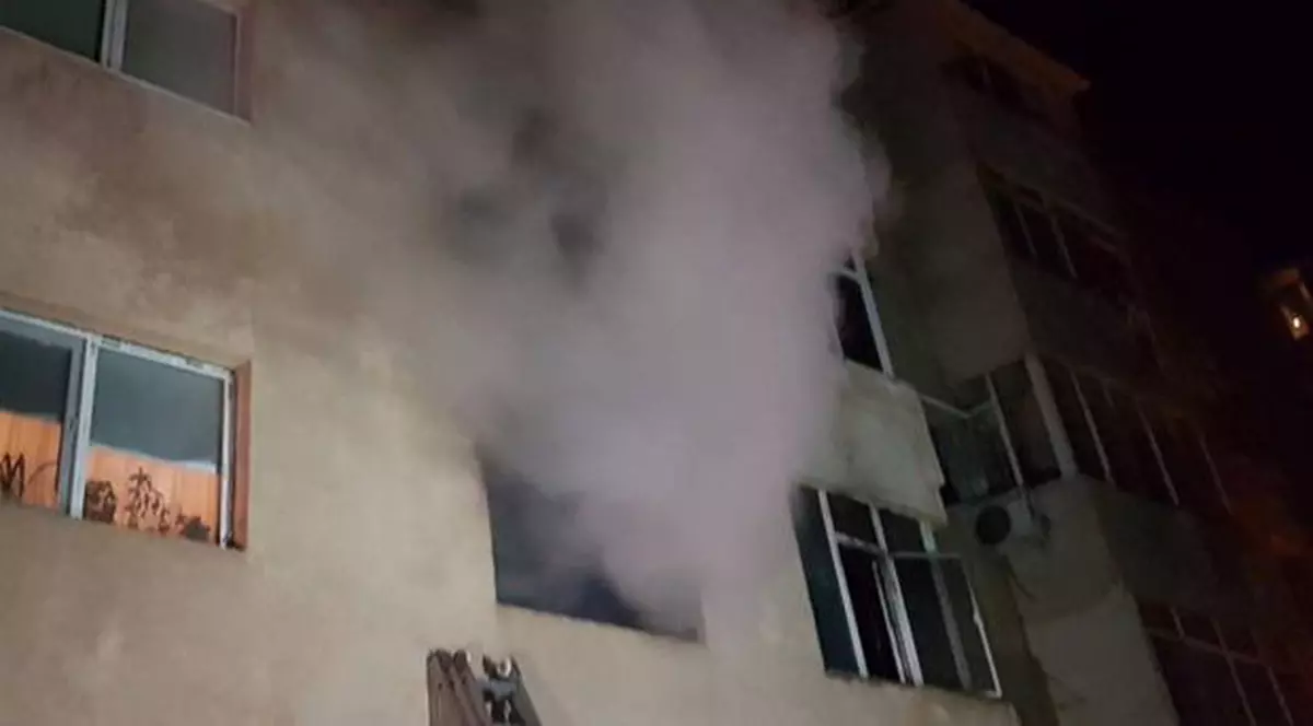 și-ar fi înjunghiat fiica apoi a dat foc apartamentului