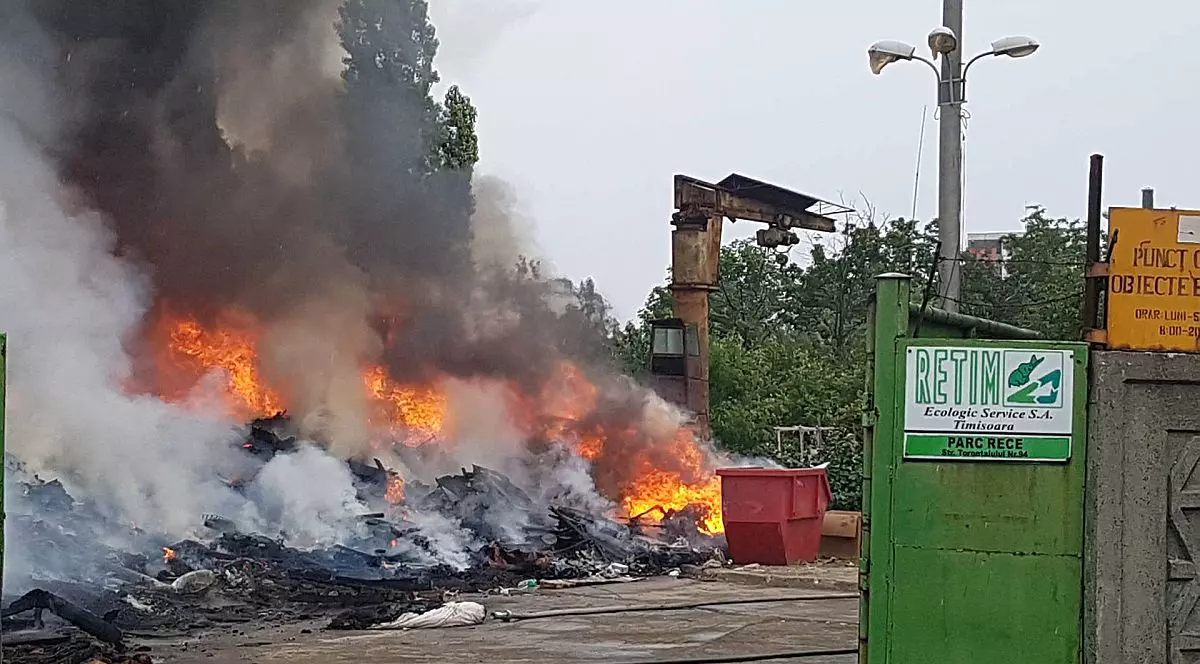 Incendiu puternic în Timișoara, la centrul de colectare RETIM