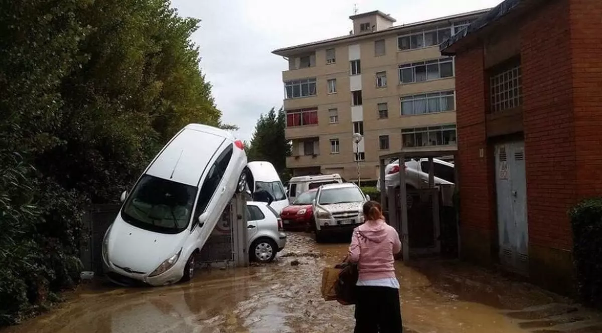 FOTO | Inundații puternice în Toscana. Cel puțin șase oameni și-au pierdut viața, iar trei sunt dați dispăruți