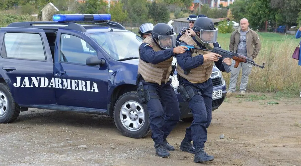 Jandarm din Braşov internat la psihiatrie, după ce a atacat o echipă de poliţişti