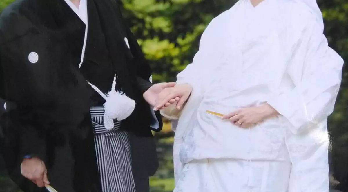 Un arhitect român care lucrează în Japonia s-a căsătorit cu o japoneză care a renunțat la religia ei și a trecut la ortodoxie.