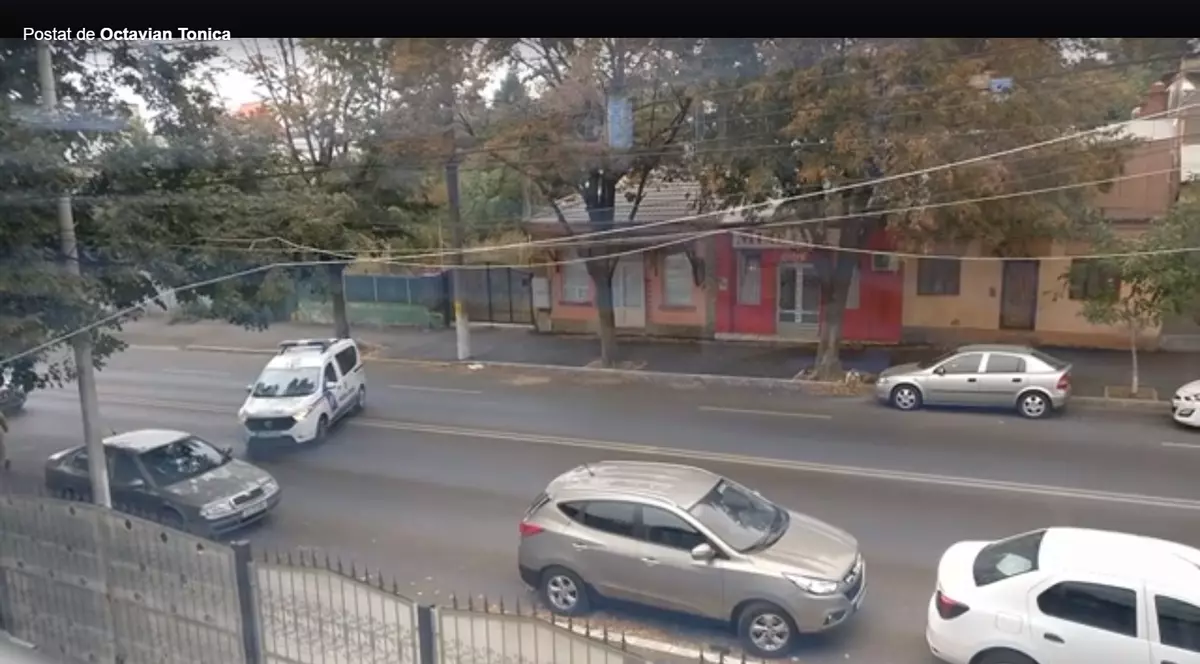 O maşină a Poliţiei Locale din Galaţi a fost filmată când încalcă linia dublă continuă
