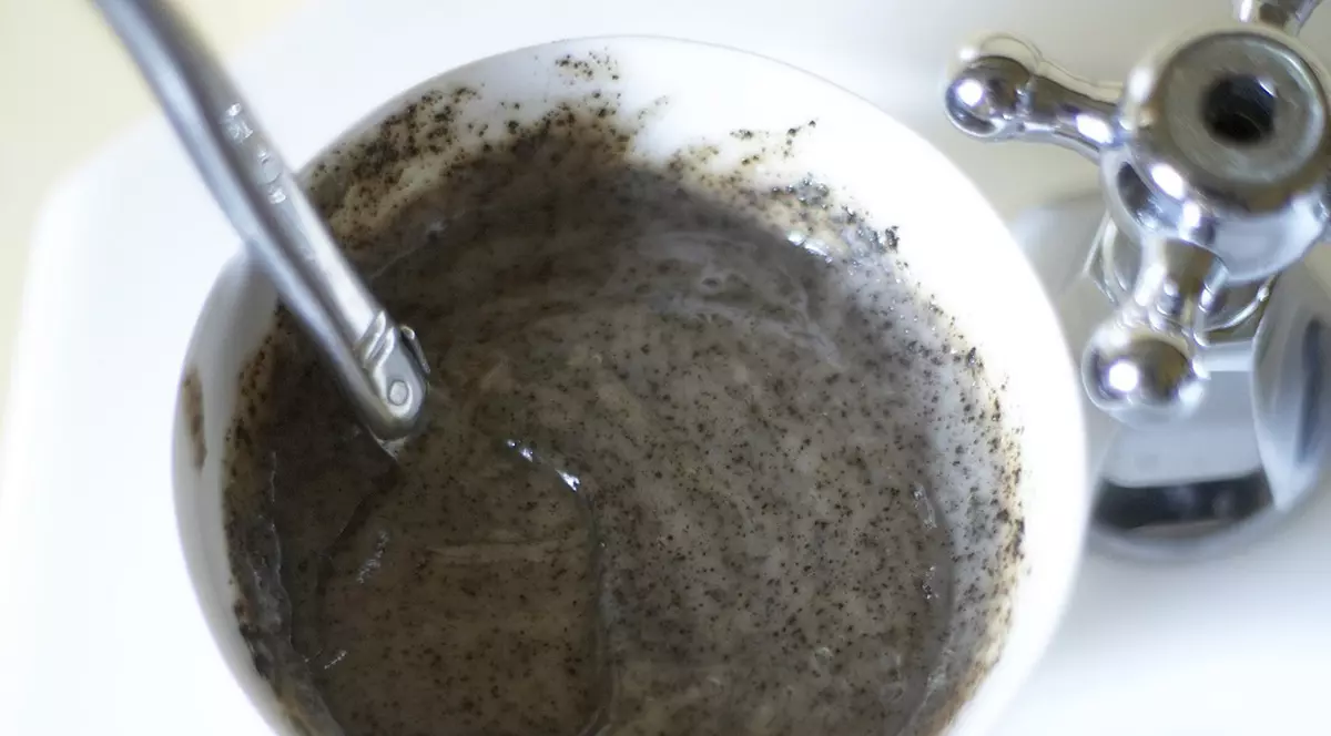 Masca cu cafea te ajută să arăți ca la 18 ani. Uite cât de simplu se prepară