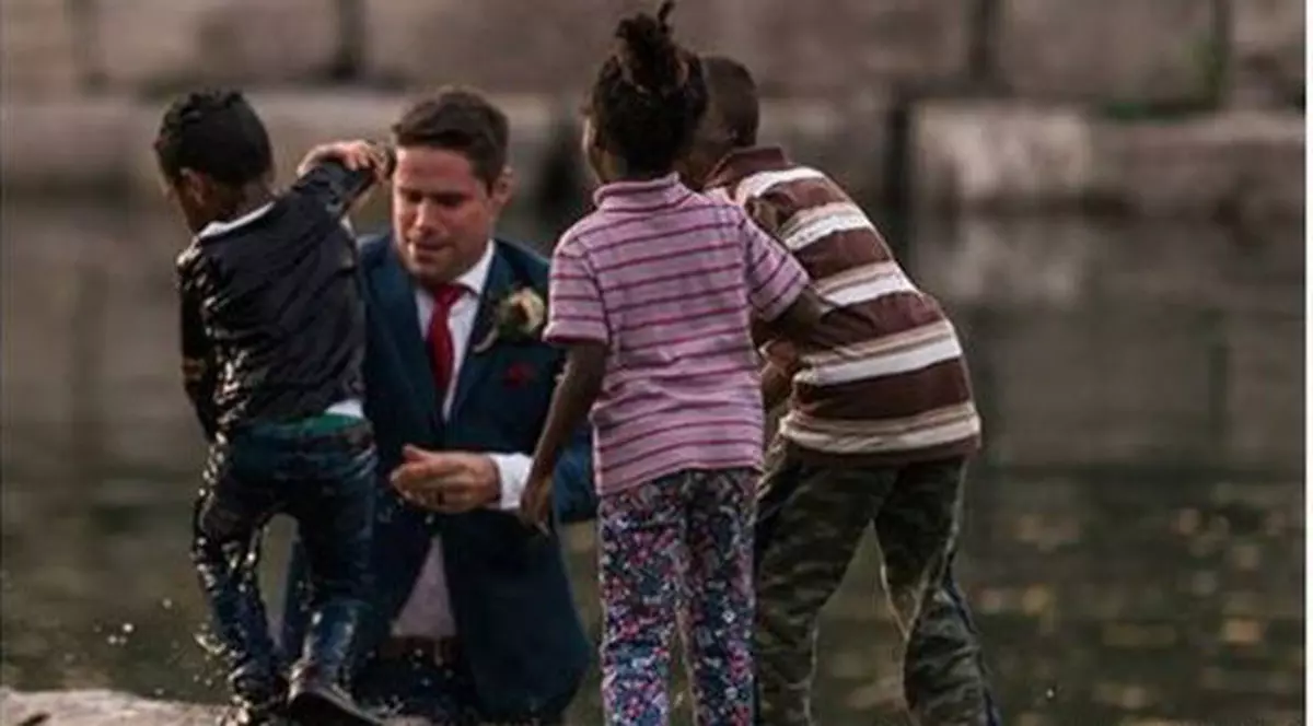 Un mire a salvat un copil de la înec