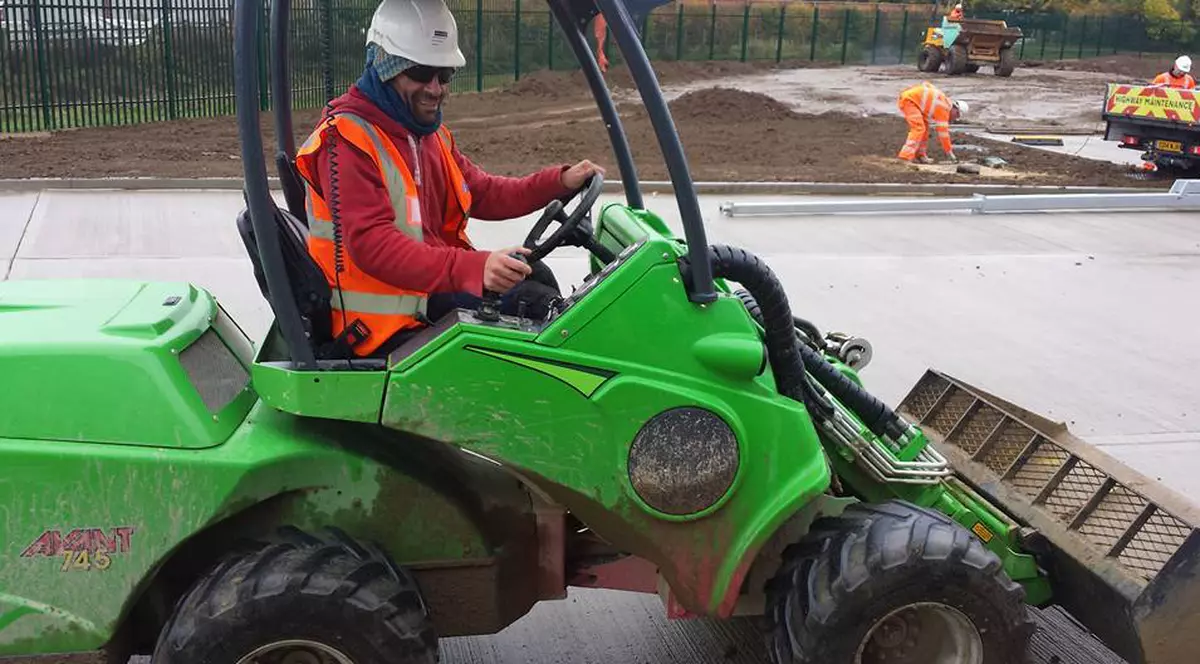 muncitorul care îi ajută pe copiii săraci din Suceava