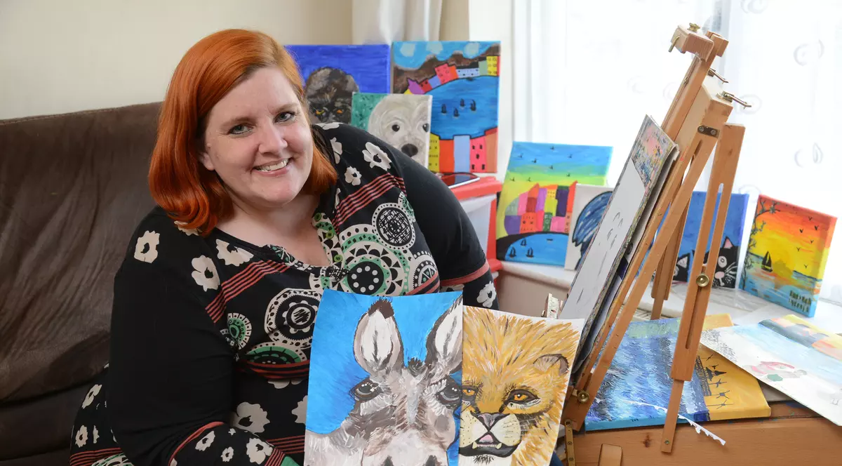 O femeie a devenit pictoriță după ce și-a descoperit două tumori pe creier