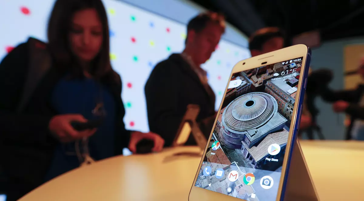 Google cumpără o parte din HTC pentru 1,1 miliarde de dolari. Google Pixel pe o masă