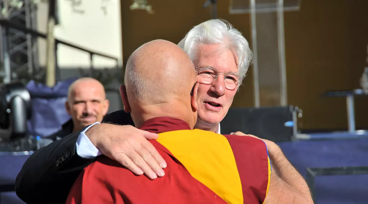 Richard Gere a adormit în timpul ceremoniei în care Dalai Lama a primit titlul de Doctor Honoris Causa la Pisa