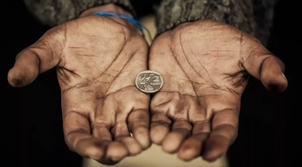 Unul din doi români nu își permite o masă cu carne sau o locuință încălzită, potrivit Eurostat. Copii care trăiesc în sărăcie