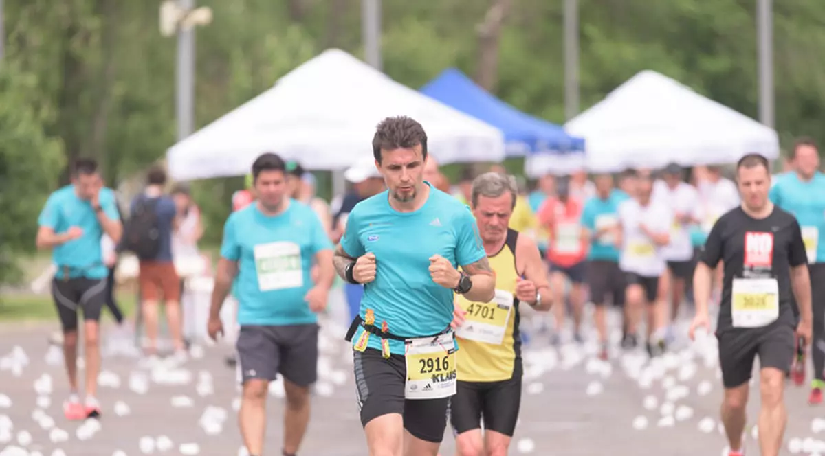 Trecerea de la semimaraton la maraton, o provocare pentru toți sportivii. Necesită o pregătire de cinci luni