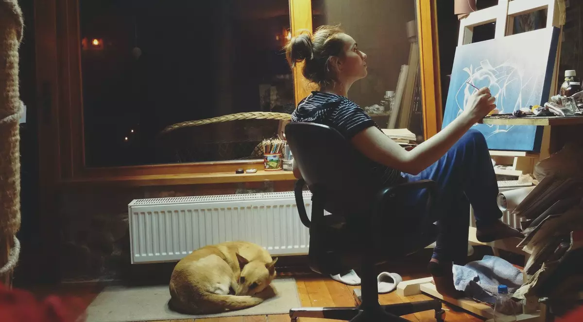 Artista din România care a vândut un tablou în bitcoin petrece multe ore în atelierul ei