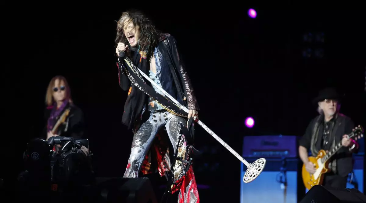 Steven Tyler a fost internat în spital