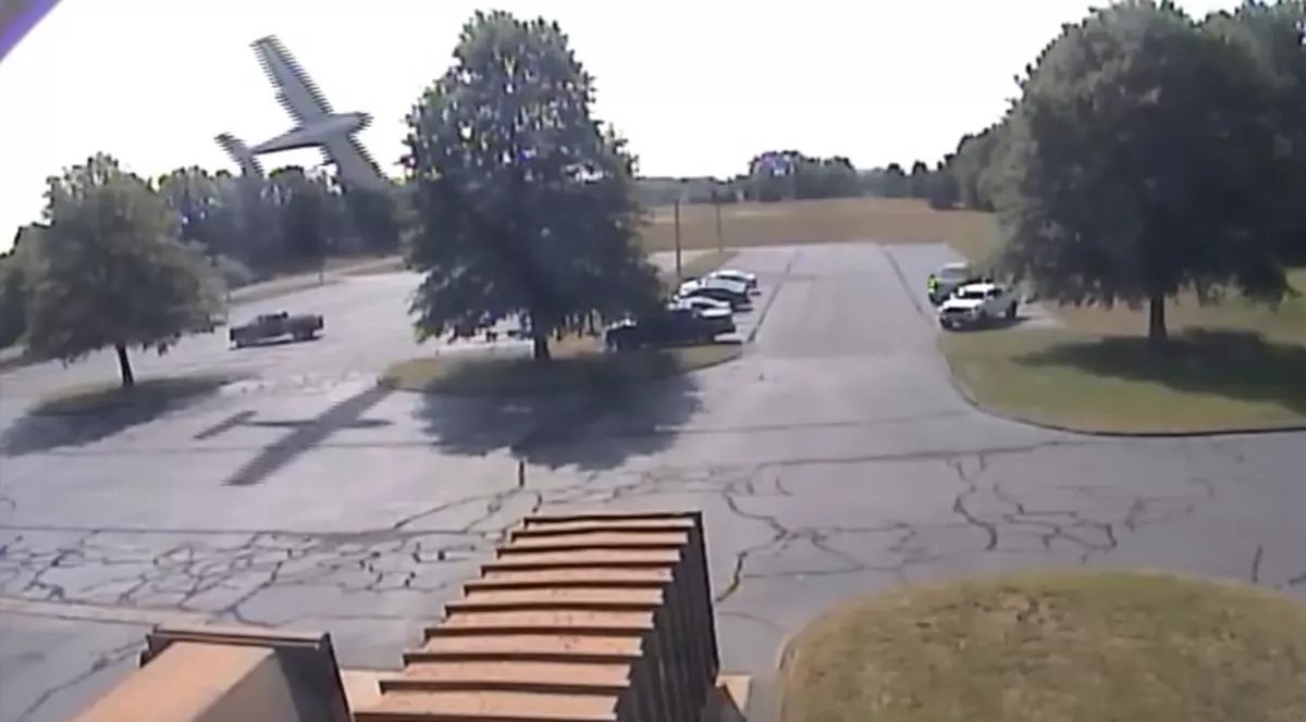 VIDEO | Un pilot de 79 de ani a intrat cu avionul într-un copac. A scăpat doar cu răni minore