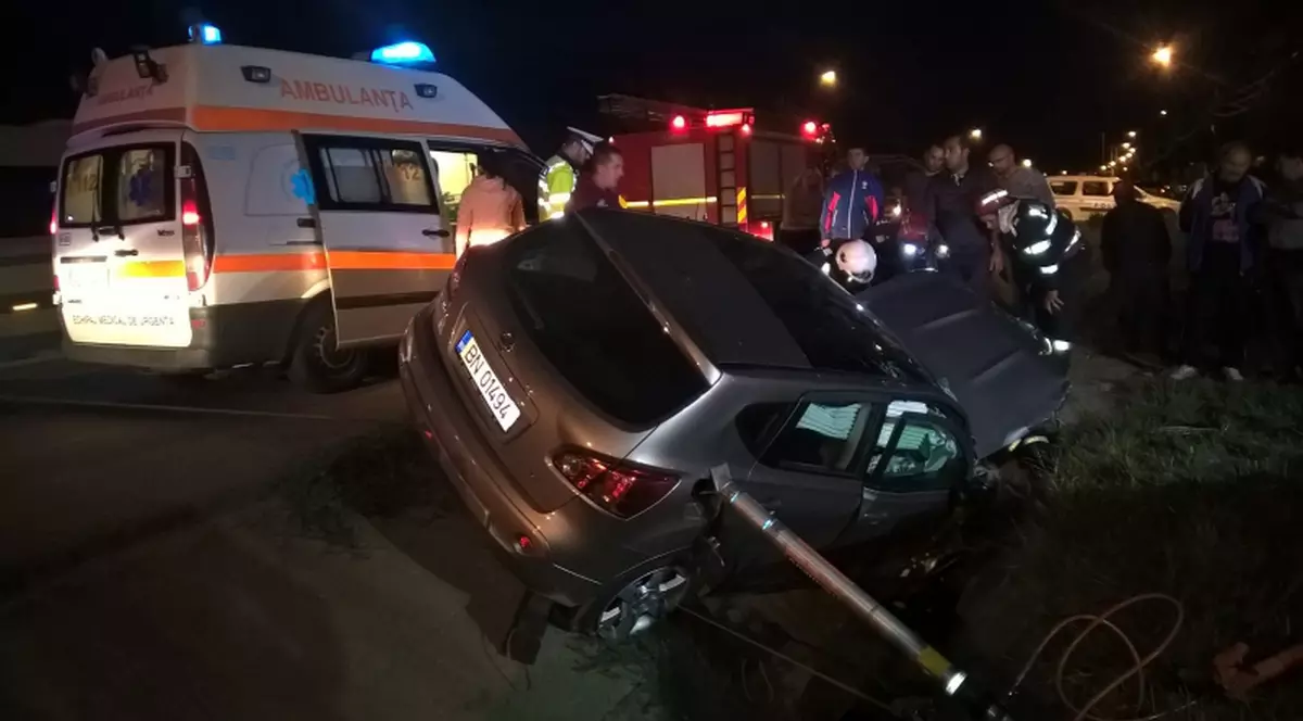 Accident grav în Bistriţa. Un şofer a adormit la volan şi a ajuns cu maşina într-un cap de pod
