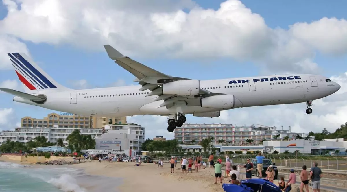 VIDEO | Unul dintre cele mai faimoase aeroporturi din lume, distrus de uraganul Irma