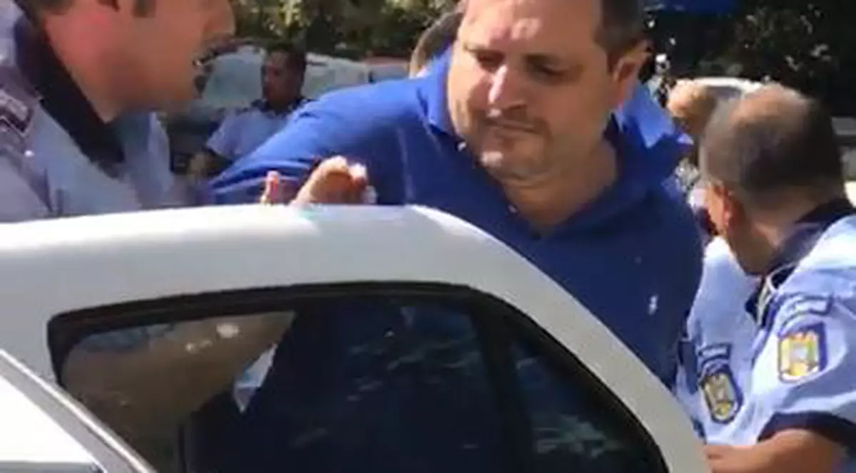 Cuțitarul dintre blocuri e liber. Vecinii sunt îngroziți că bărbatul violent ar putea ataca pe cineva