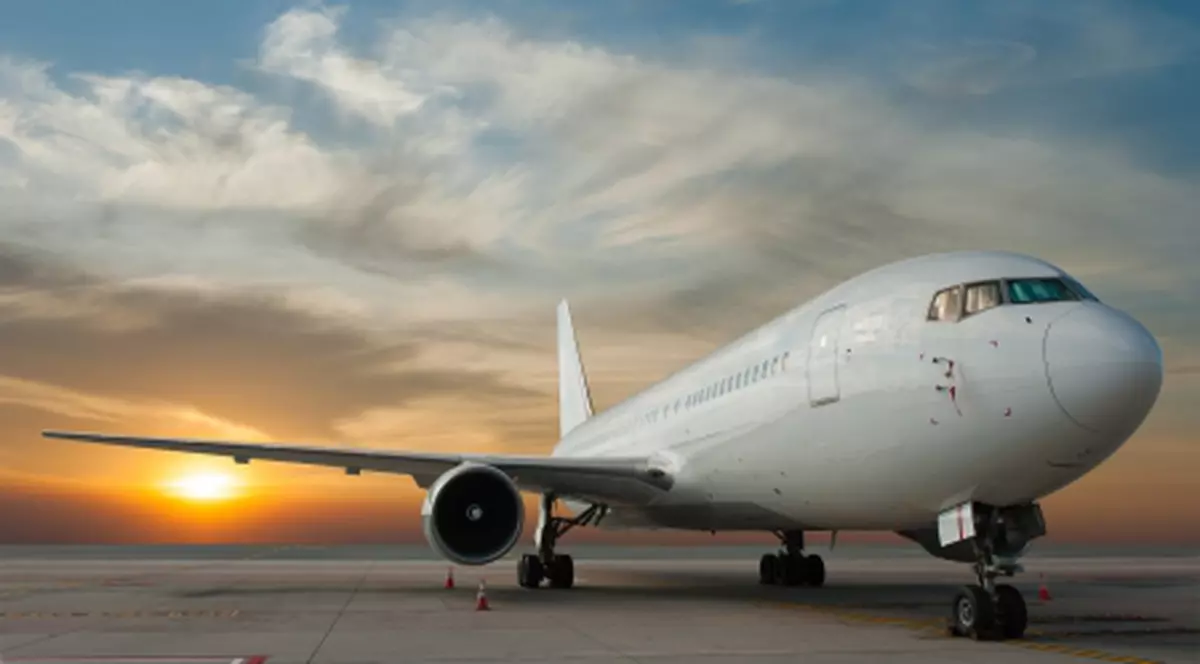 VIDEO | Momente de panică la bordul unei aeronave. O femeie a ieșit pe aripa avionului pentru “o gură de aer proaspăt”