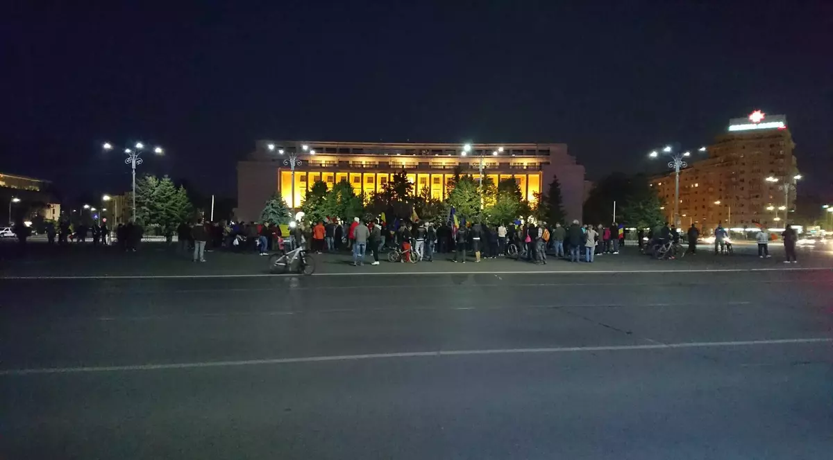 Protest în Piața Victoriei. Aproximativ 100 de oameni s-au adunat în fața Guvernului / FOTO