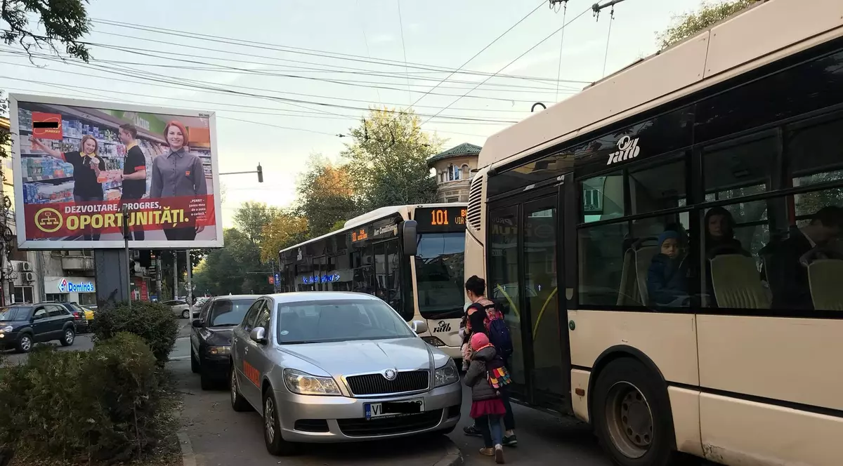 Zonă din București unde oamenii nu au loc să circule pe trotuare din cauza mașinilor parcate
