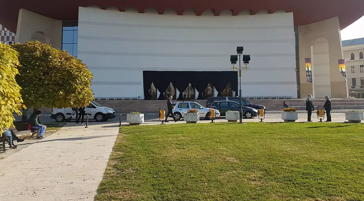 FOTO EXCLUSIV/ Trupul neînsuflețit al Olgăi Tudorache, depus la biserica Kretzulescu din Capitală. Imagine emoționantă cu fiul actriței