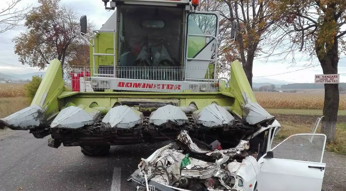 Accident violent în Timișești, județul Neamț. A murit, după ce a intrat cu mașina sub o combină